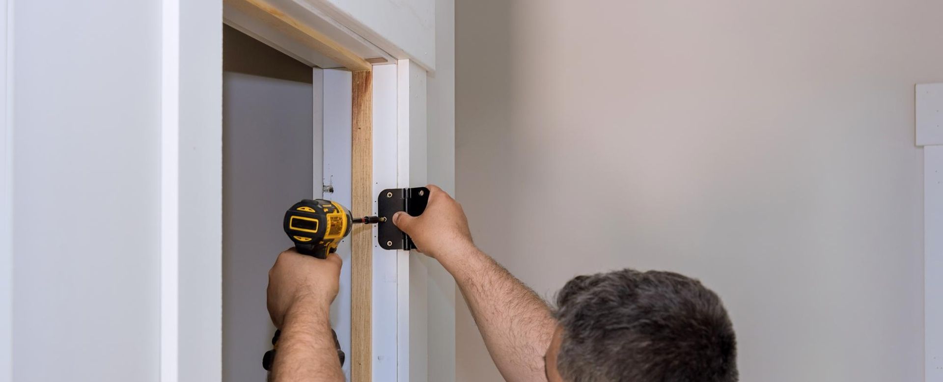 Jakie narzędzia pomogą w montażu drzwi i ościeżnic?