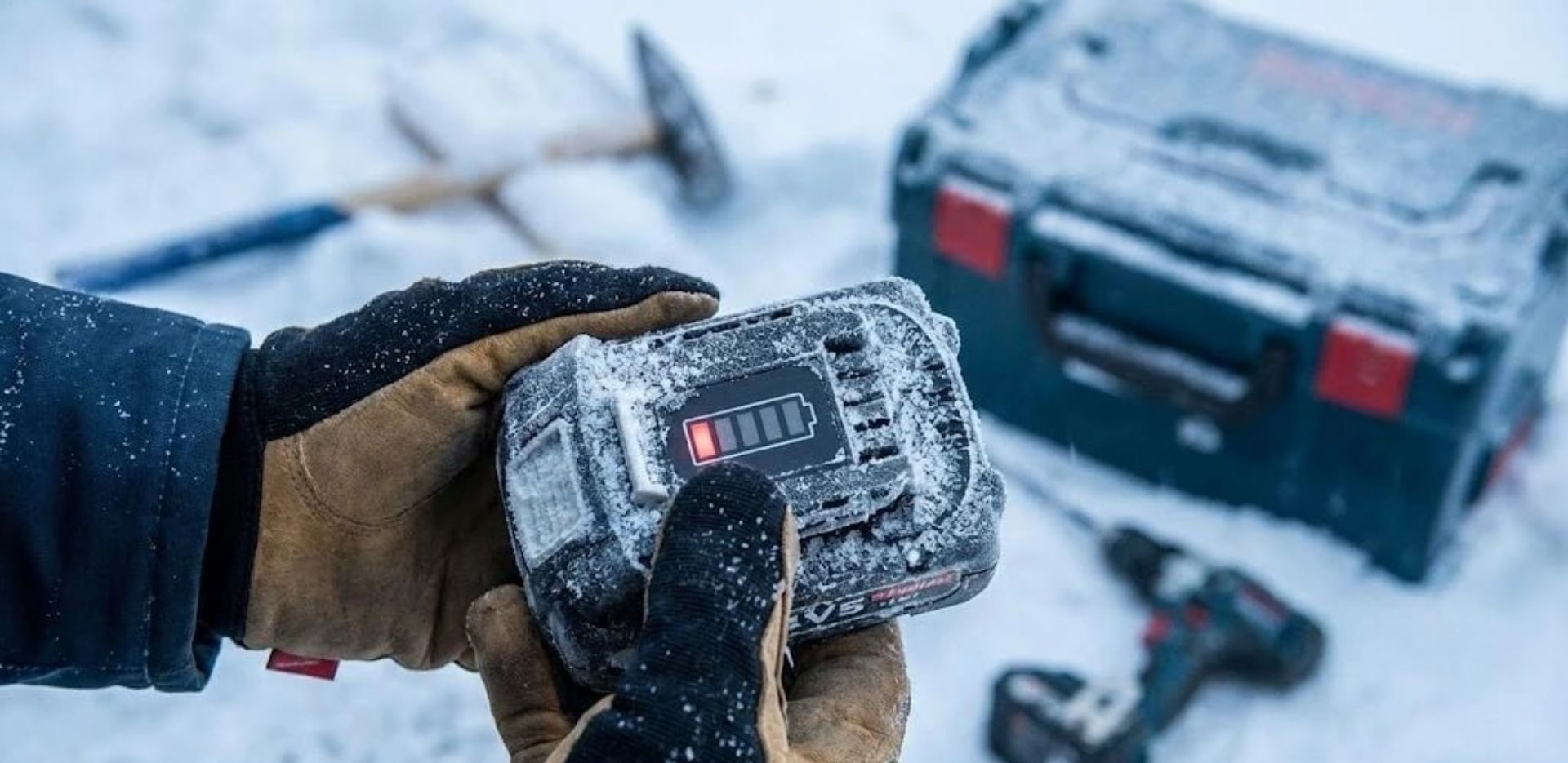 Jak dbać o akumulatory litowo-jonowe zimą? Poradnik dla posiadaczy elektronarzędzi